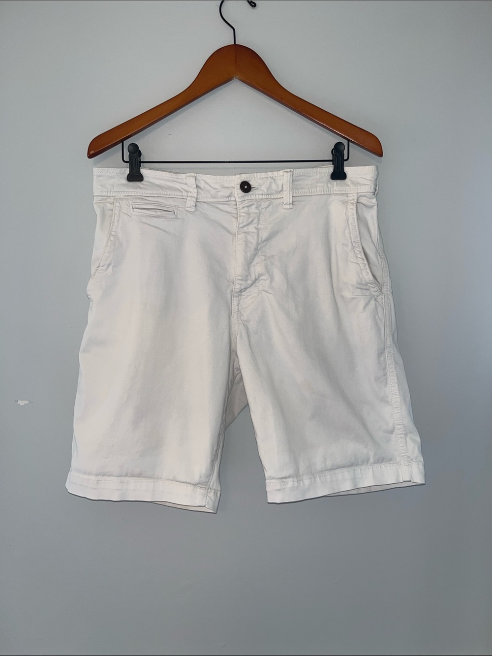 American Eagle Men's White Khaki Shorts